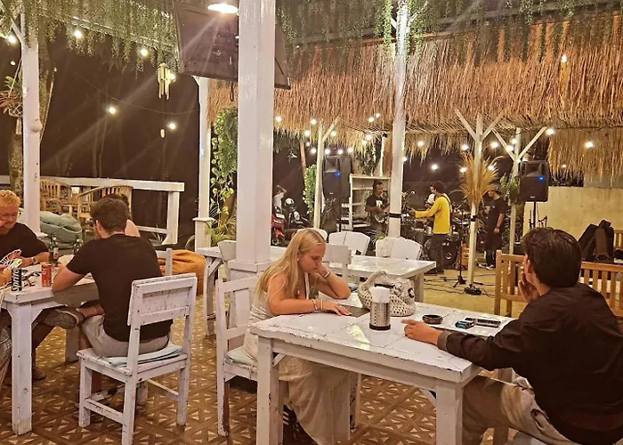 Eleven Penida Sports Bar Hostal Toyapakeh